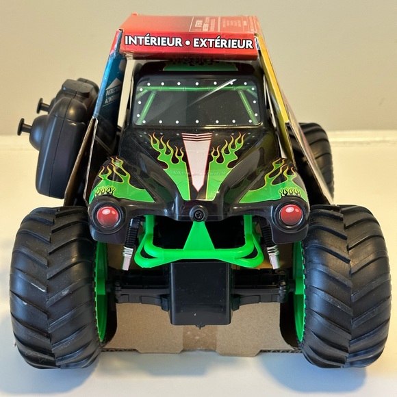 NEW Grave Digger RC Truck 1:15th Scale - Picture 4 of 7